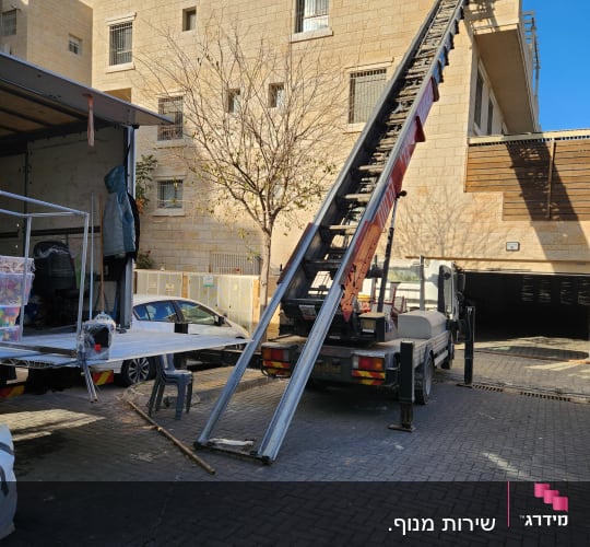 מנוף משאית מרים חפצים לקומה גבוהה בבניין